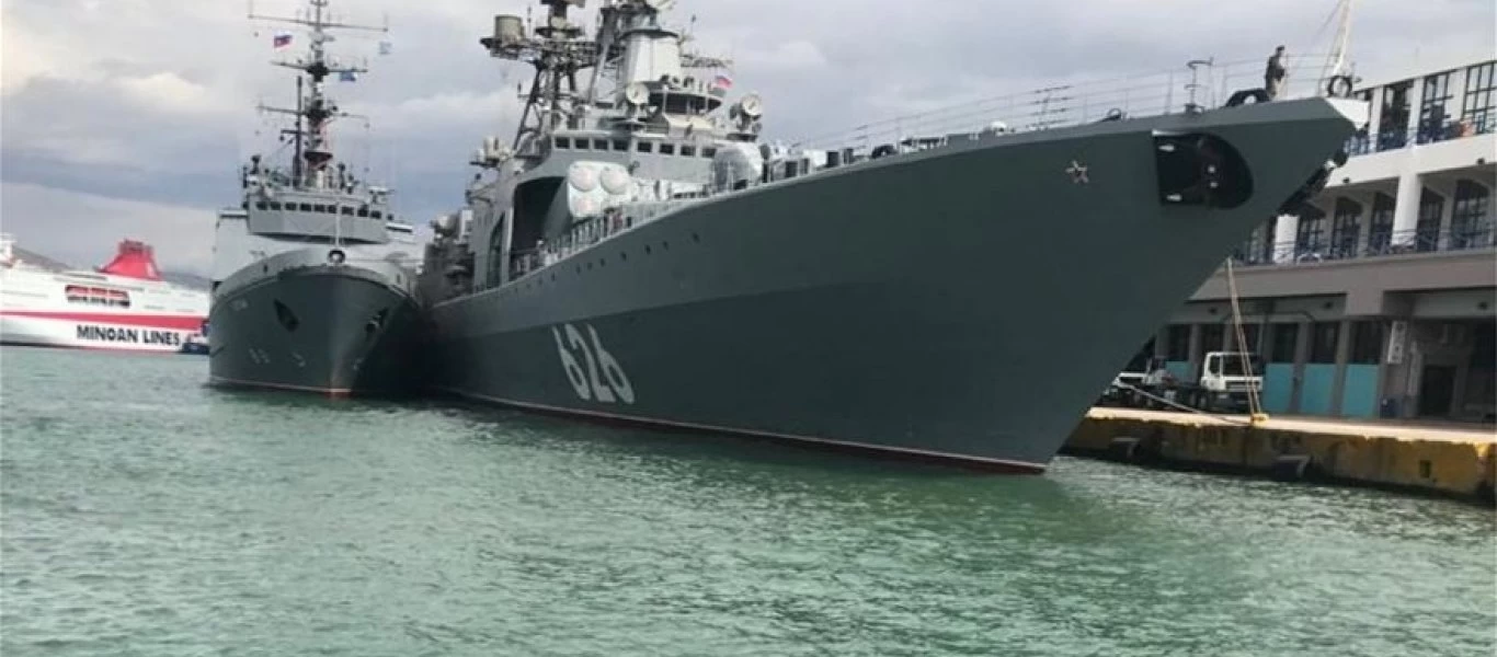 H στιγμή που το ρωσικό πολεμικό πλοίο «Vice Admiral Kulakov» φτάνει στον Πειραιά (βίντεο-φωτο)